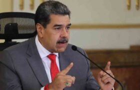 Gobierno enarbola su derecho a la legítima defensa constitucional de la democracia