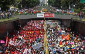 Venezolanos llenan 10 avenidas de Caracas para acompañar juramentación de Nicolás Maduro