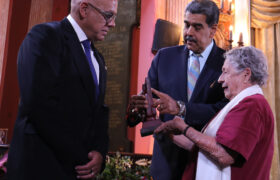 Presidente Maduro entrega el Premio Nacional de Historia a 7 cronistas