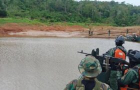 FANB destruye campamento de minería ilegal que contaminaba embalse del Guri