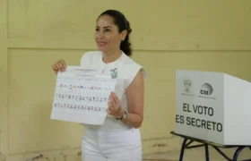 Elecciones Ecuador 2025: Luisa González vota con optimismo en Canuto y llama a “revivir el país”