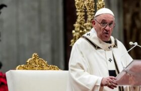 Papa Francisco a Donald Trump: “Deportar migrantes hiere la dignidad humana”