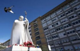 Vaticano informa de un estado clínico complejo del papa Francisco
