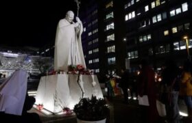 Vaticano: estado de salud del papa Francisco es complejo tras reportar una neumonía bilateral