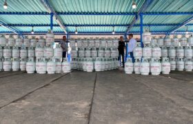 Distribución de cilindros de gas favorece a familias en Mérida