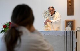 Hora diaria de adoración y misa en el Gemelli por el Papa Francisco