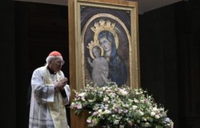 El Cardenal Re: Que Dios conceda al Papa reanudar pronto su servicio apostólico