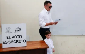 Candidato a la reelección Daniel Noboa ejerce sufragio en comicios presidenciales de Ecuador 2025