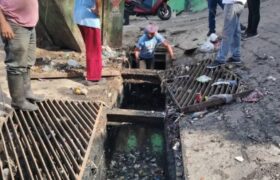 Limpieza de cuerpos de rejas en La Silsa mejora vialidad y previene anegaciones