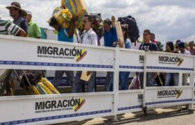 Denuncian que la migración inducida se convirtió en un negocio para la ultraderecha