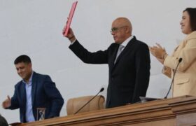 AN concede honores del Panteón Nacional a Humberto Fernández-Morán