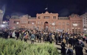 Argentinos salen a las calles a protestar después de brutal represión contra jubilados