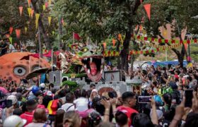 Pueblo de Caracas disfruta del gran desfile de carrozas en el Paseo Los Próceres