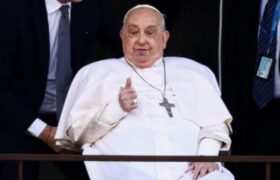 Papa Francisco vuelve a aparecer en público e insta a acabar con las guerras