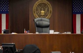 Juez federal de EEUU considera insuficientes argumentos de Trump sobre los venezolanos secuestrados en El Salvador