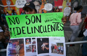 Alcaldesa Carmen Meléndez se solidariza con familiares de migrantes secuestrados en El Salvador