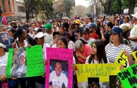 Venezolanos marchan y recolectan firmas en apoyo a migrantes secuestrados en El Salvador