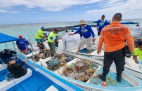Pescadores artesanales sanean el Lago de Maracaibo para proteger el medio ambiente