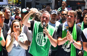 Trabajadores argentinos protestan ante más de dos mil personas despedidas