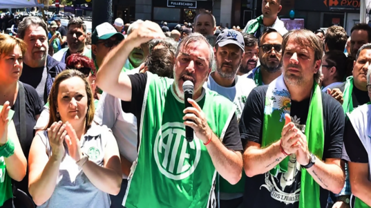 Trabajadores argentinos protestan ante más de dos mil personas despedidas