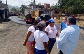 Alcalde Freddy Rodríguez supervisa avance de asfalto en San Pedro de  Guarenas