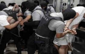 Familiares de venezolanos deportados por EEUU a El Salvador piden a Bukele su liberación