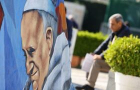 El Papa: Parámetros y análisis de sangre estables. La terapia continúa