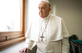 El Papa no ha sufrido más crisis respiratorias y el broncoespasmo no afectó otros órganos