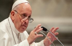 El papa se mantiene «estable» tras las últimas crisis respiratorias