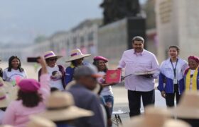 Presidente Maduro recibe Marcha de Mujeres venezolanas en Los Próceres