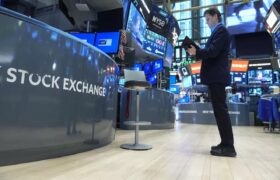 Wall Street vive un «lunes negro» ante los temores de una recesión en EEUU