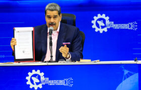 Presidente Maduro firma decreto de emergencia económica ante amenaza mundial (+Decreto)