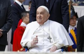 Papa Francisco reaparece en Plaza de San Pedro en Domingo de Ramos