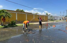 Labores de mantenimiento y mejora en la red de aguas servidas en Cumaná