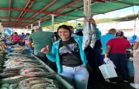 Mercado de Coche ofrece variedad de productos marinos en Semana Santa