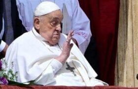 Papa Francisco aparece en la bendición Urbi et Orbi en el balcón de San Pedro
