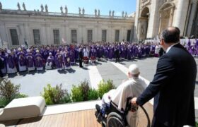 El Papa en Santa Marta: mejorías en la motricidad, la respiración y en la voz