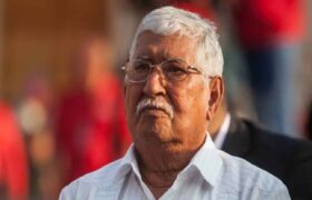 Presidente Maduro rinde tributo al maestro Hugo de los Reyes Chávez a un año de su siembra