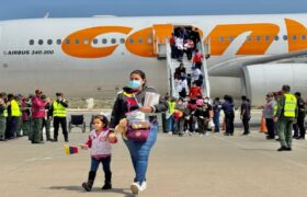 Más de 300 migrantes venezolanos deportados de EEUU llegaron desde México a Maiquetía