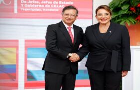 Petro critica trato inhumano hacia los migrantes que llevan a El Salvador