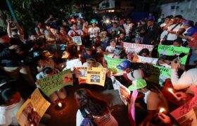 Realizan vigilia en la Embajada de El Salvador en apoyo a los migrantes venezolanos secuestrados