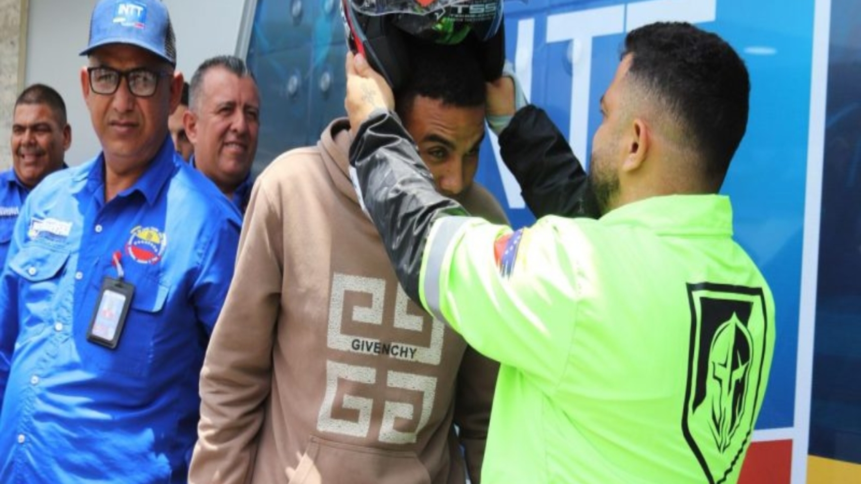 Trabajadores-del-INTT-canjean-casco-Sandoval-por-uno-adecuado-1-800x445