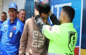 Trabajadores del INTT canjean casco Sandoval por uno adecuado