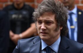 Milei llega tarde al Vaticano y no rinde honores al papa Francisco