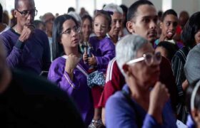 Feligreses pagan promesa al Nazareno de San Pablo en la Basílica Santa Teresa