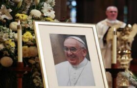 Ceremonia solemne en San Pedro: Clausura del Féretro del Papa Francisco con rito privado