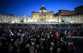 Fieles de todo el mundo llegan masivamente a Roma para despedir al representante de Dios en la Tierra