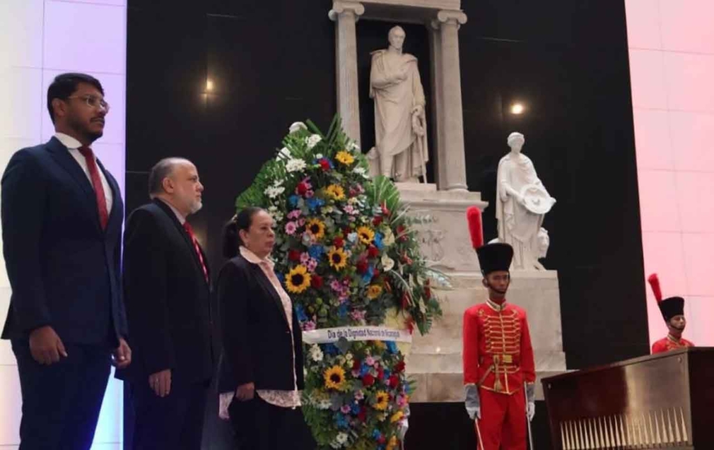 Conmemoran en Caracas Día de la Dignidad Nacional de Nicaragua con ofrenda al Libertador