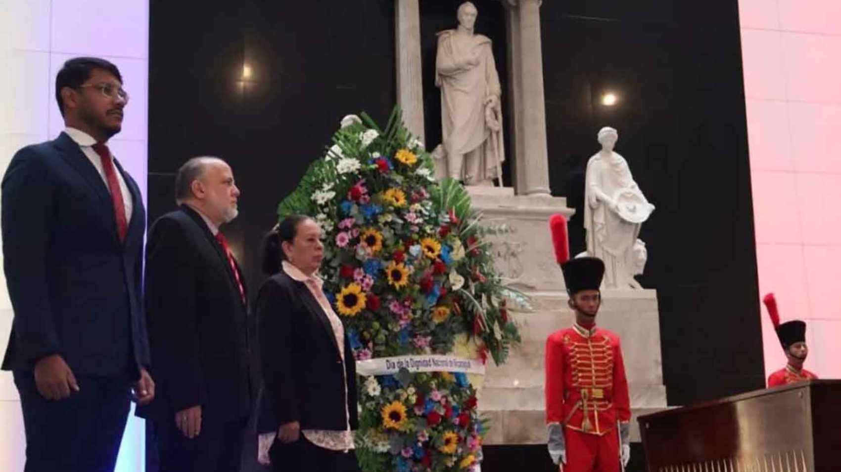 Conmemoran en Caracas Día de la Dignidad Nacional de Nicaragua con ofrenda al Libertador