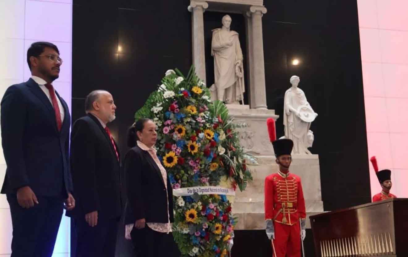 Conmemoran en Caracas Día de la Dignidad Nacional de Nicaragua con ofrenda al Libertador